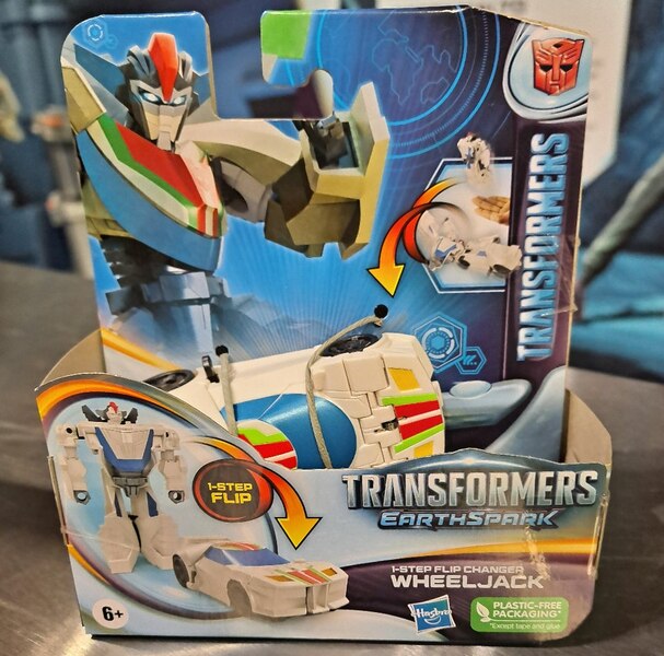 Image Of Transformers Earthspark Wheeljack 1 Step In Package  (46 of 49)